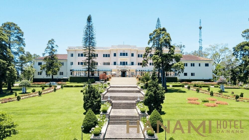 Nhìn từ bên ngoài, Dalat Palace Heritage Hotel tựa như một tòa nhà Pháp cổ