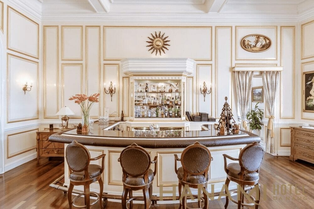 Quầy bar phục vụ các món uống cao cấp của Pháp