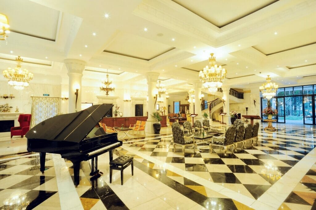 Khám phá ngay top 4 khách sạn Đà Lạt 5 sao đẹp quên lối về 9 Không gian sảnh khách sạn theo phong cách Tân cổ điển