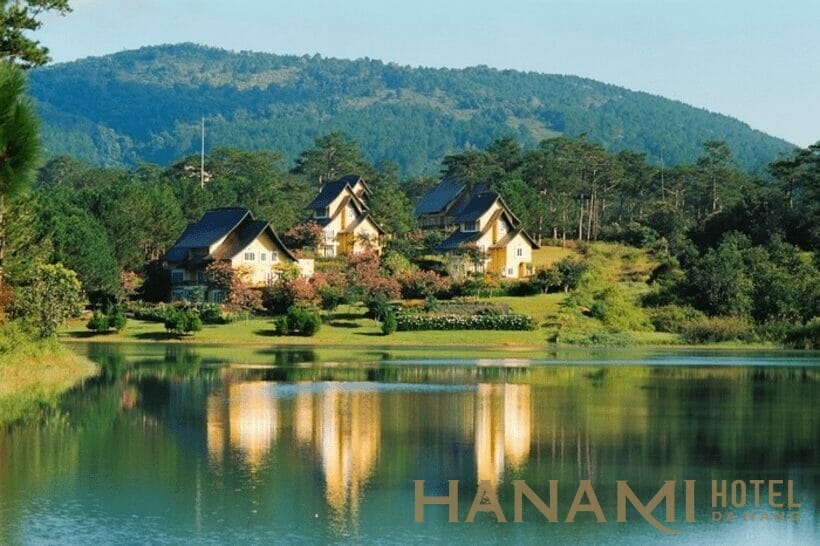 Bình An Village nhìn từ xa như một ngôi làng Pháp ven hồ Tuyền Lâm