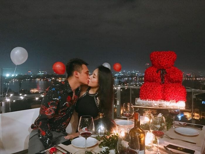 Khắc Việt cầu hôn bạn gái hot girl cực lãng mạn trên tòa nhà cao tầng
