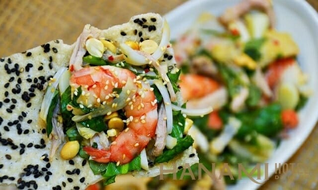 banh phong tom dùng với mít trộn Đà Nẵng