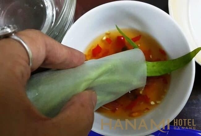 cach an ca nuc cuon banh trang