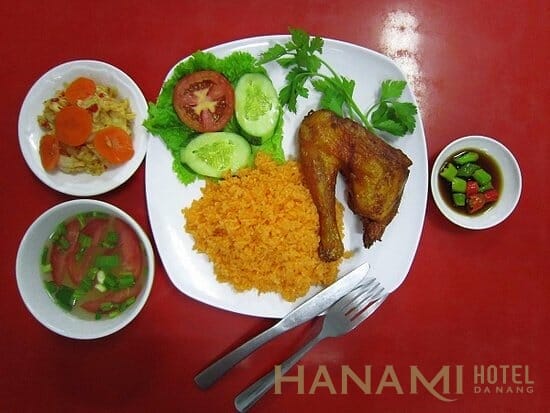 Cơm gà Hồng Ngọc - vị ngon nao lòng khách du lịch 5 Vị dẻo của cơm kết hợp độ béo ngọt của thịt gà giúp món ăn rất đưa miệng.