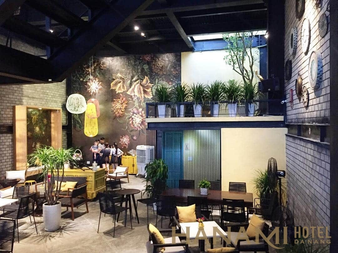 Quán cafe đẹp ở Đà Nẵng - Top 10 địa chỉ quán ven sông Hàn thơ mộng 10 Time Coffee gấy ấn tượng với lối trang trí đậm chất nghệ thuật