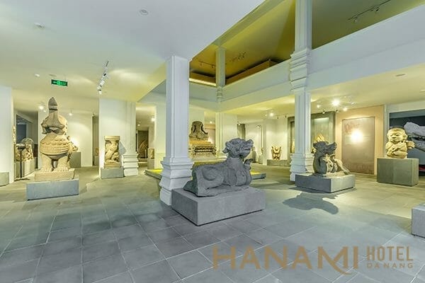 Phòng trưng bày Tháp Mẫm tại Bảo tàng điêu khắc Chăm Đà Nẵng - Bảo tàng Chăm