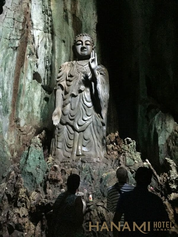 Tượng Phật được tạc thẳng vào đá