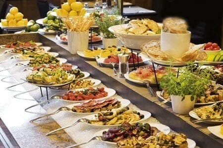 Review 10 kinh nghiệm du lịch Bà Nà hills tiết kiệm chi phí, tận hưởng cực đã 6 Buffet tại Bà Nà hills