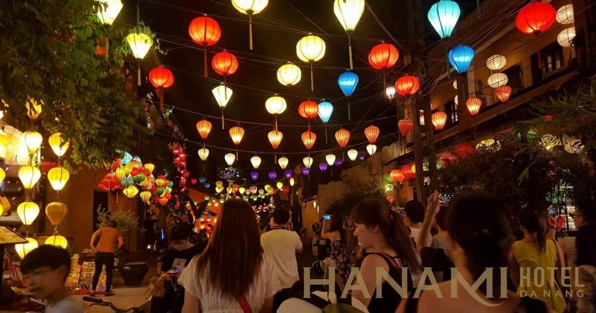 Kinh nghiệm du lịch Hội An - 17 địa điểm nên check-in 13 Du khách nhộn nhịp quay trở lại du lịch Hội An