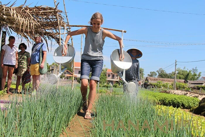 Vé tham quan làng Trà Quế - trải nghiệm làm nông dân đầy phấn khởi của du khách