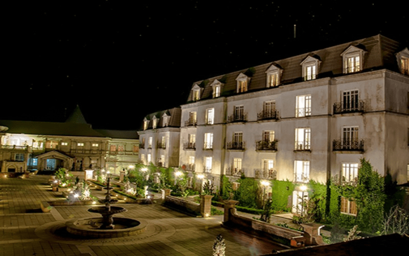 Khách sạn Morin về đêm trên Bà Nà Hills