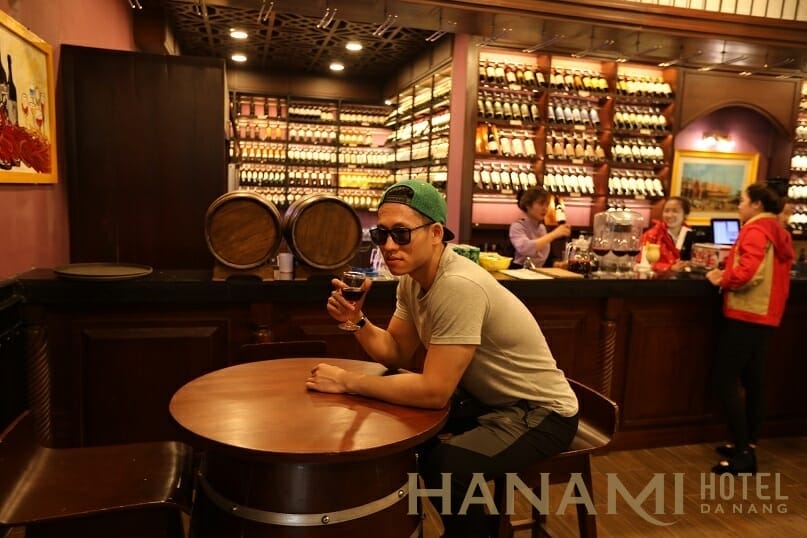 Thưởng thức rượu vang tại hầm rượu Debay trên đỉnh Bà Nà Hills 