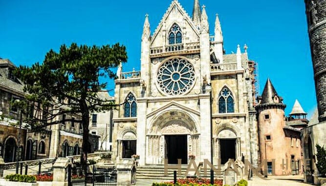 "Get Lost" in 20 Breathtaking Check-in Places in Ba Na Hills Da Nang 13 Nhà thờ St. Denis trên đỉnh Bà Nà