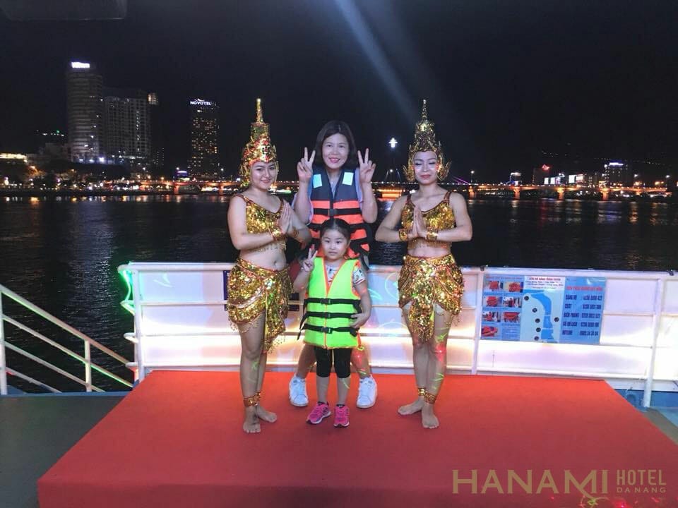 Han River Cruise: Enjoy the charm of Da Nang at night 2 Du thuyền sông Hàn Đà Nẵng