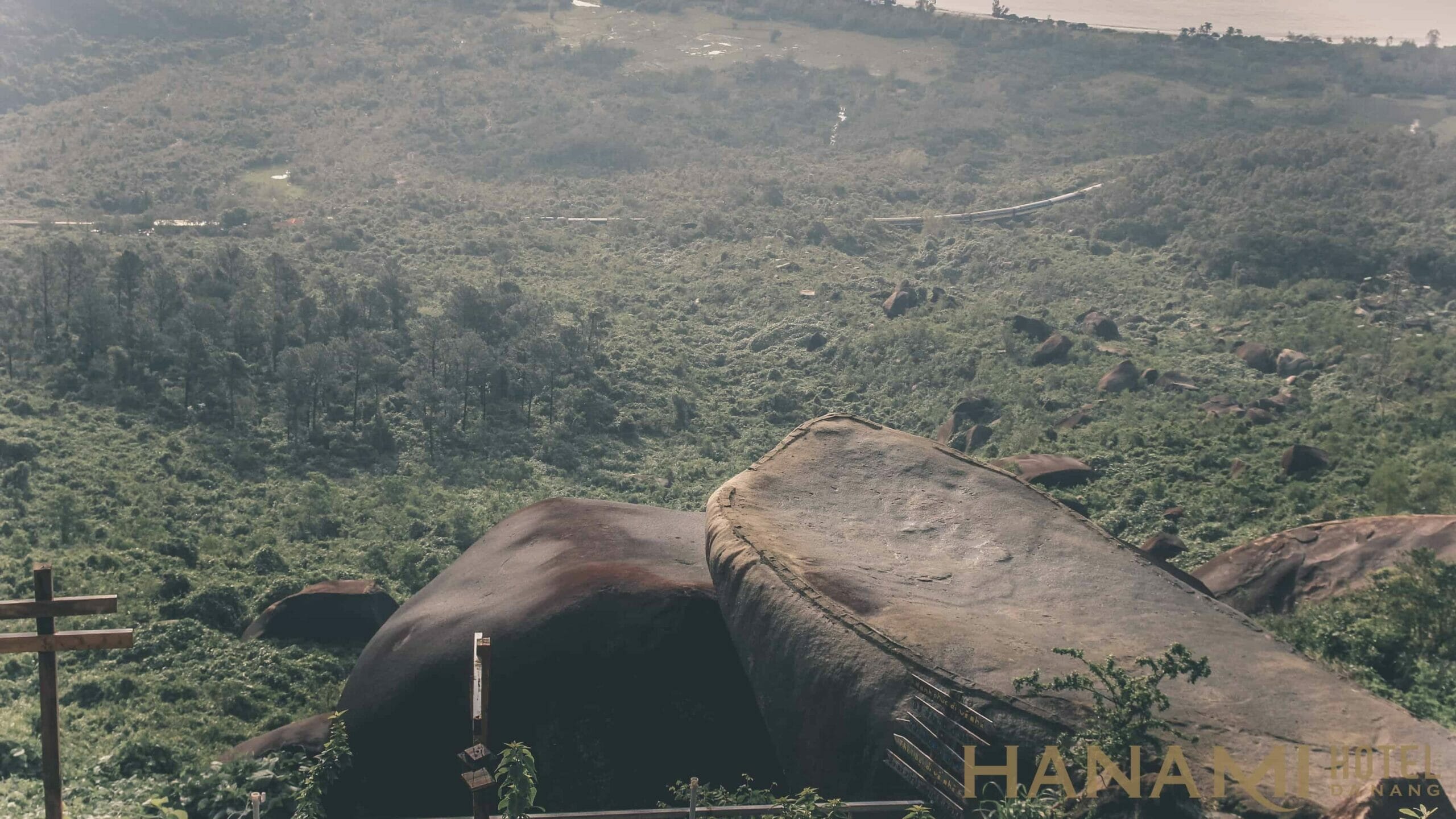 Hòn Đá Thuyền - Quán cafe sống ảo cực chill tại đèo Hải Vân 1 hòn đá thuyền