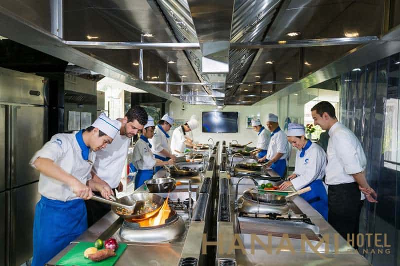 Đầu bếp khách sạn và Những điều cần biết về Nội quy bếp Nhà hàng – Khách sạn 4 Đầu bếp khách sạn là gì?