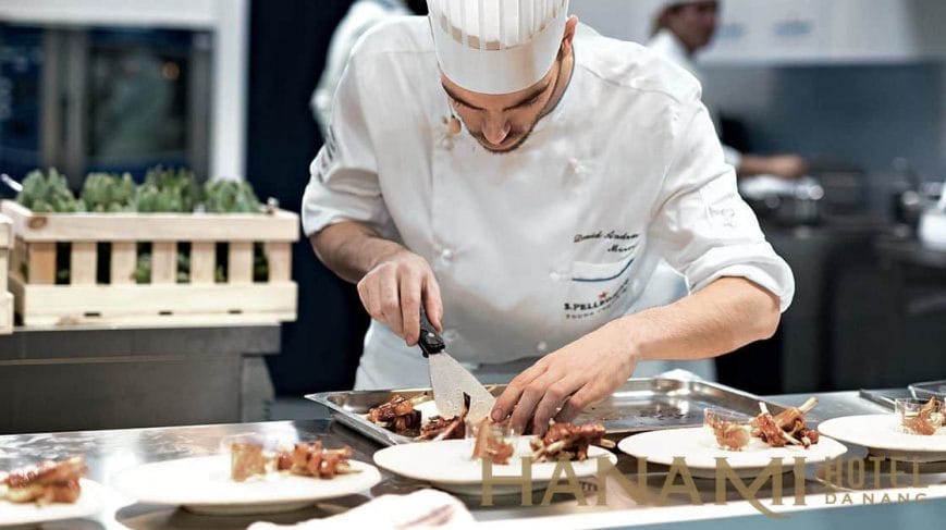 Đầu bếp khách sạn và Những điều cần biết về Nội quy bếp Nhà hàng – Khách sạn 1 Đầu bếp khách sạn là gì?