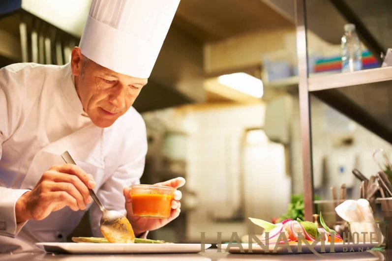 Đầu bếp khách sạn và Những điều cần biết về Nội quy bếp Nhà hàng – Khách sạn 2 Đầu bếp khách sạn là gì?
