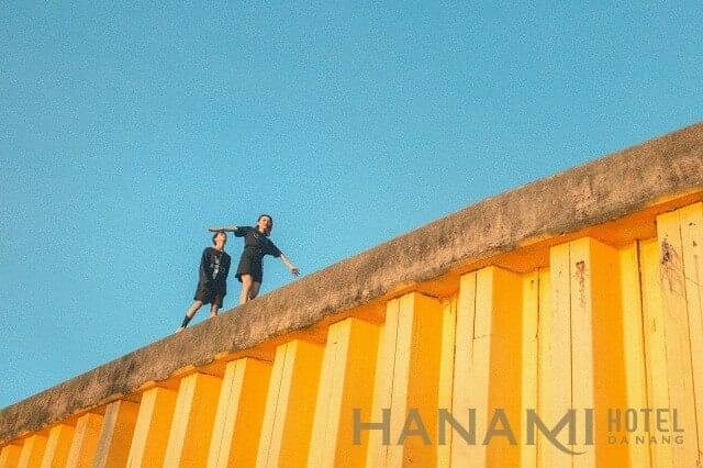 Khám phá những bức tường sống ảo ở Đà Nẵng được yêu thích nhất 10 Bức tường vàng dưới chân cầu Nguyễn Văn Trỗi