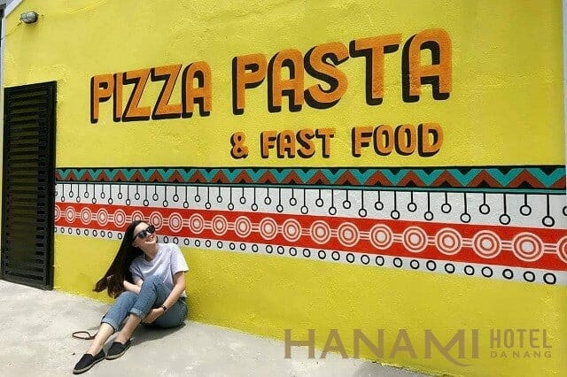 Bức tường vàng Pizza Pasta & Fast Food