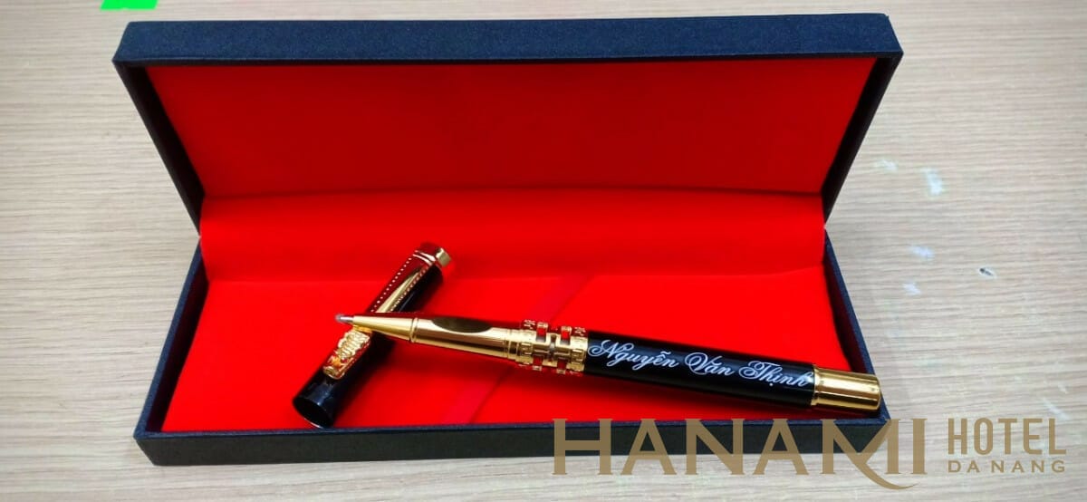 Quà tặng thầy cô - Top 20 món quà ý nghĩa nhất nên tặng thầy cô giáo 5 Bút ký có khắc tên quà 20-11