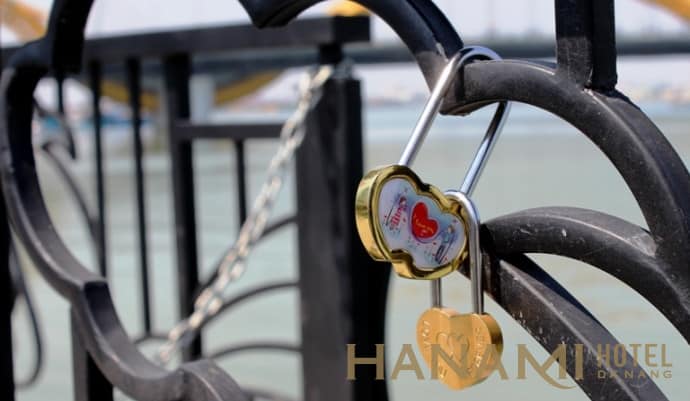 Cầu tình yêu Đà Nẵng - Địa điểm Check In số 1 Đà Nẵng hiện nay 5 Ổ khóa tình yêu
