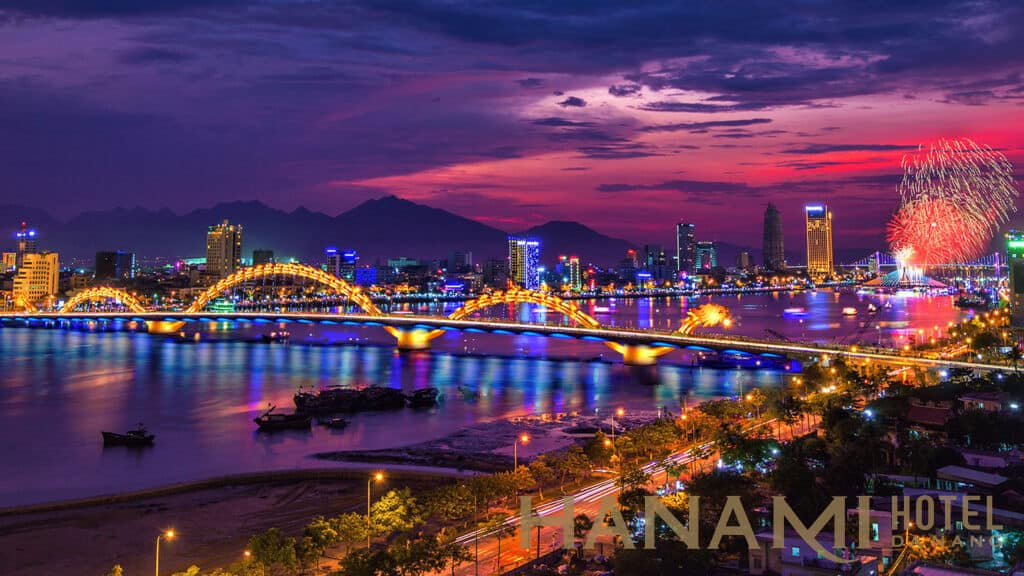 Đường đi đến cầu khóa tình yêu Đà Nẵng