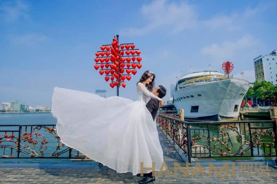 Love Lock Bridge Da Nang - A stunning location in Da Nang 5 Love lock bride da nang