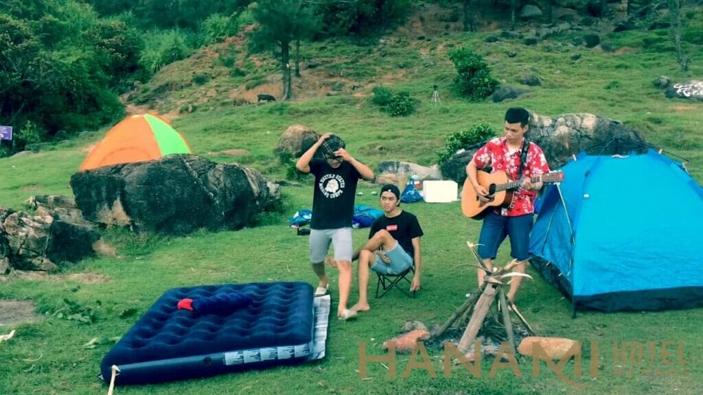 Black Rock Beach: A Hidden Gem of Da Nang 7 Cắm trại qua đêm