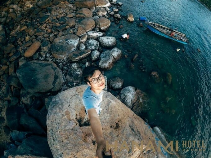 Black Rock Beach: A Hidden Gem of Da Nang 9 Đua cano, moto cao tốc