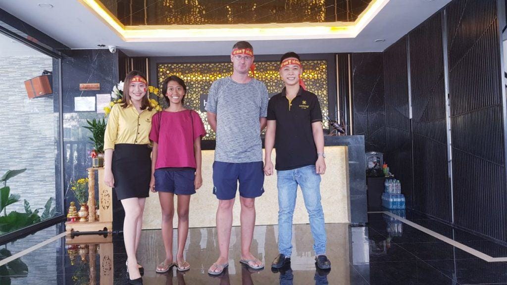 Doi ngu nhan vien Hanami than thien