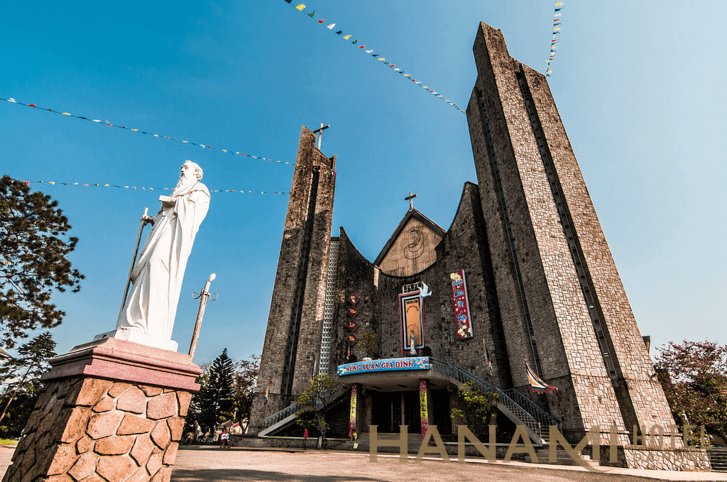 21 Top-Rated Attractions in Hue You Should Not Miss 34 6 nha tho phu cam2 1