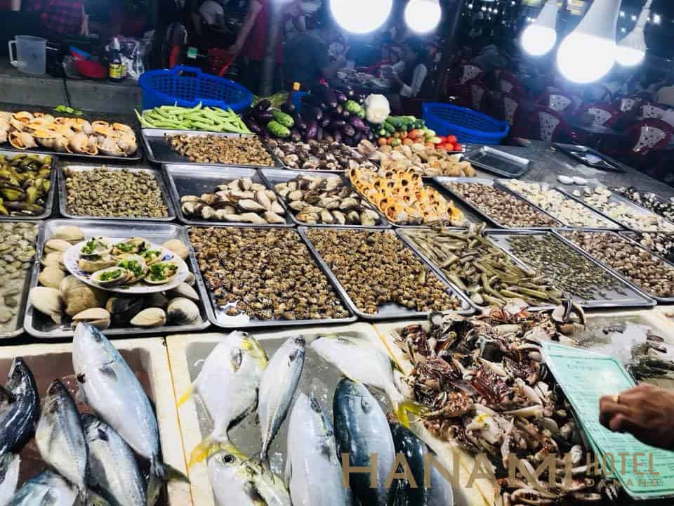 Chợ hải sản Đà Nẵng ven biển đường Hoàng Sa