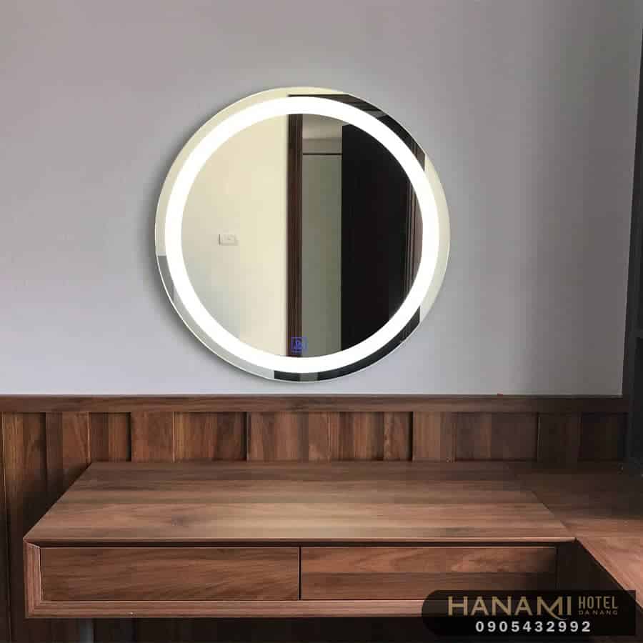 guong tron trang diem co den led cam ung 1648546788 1