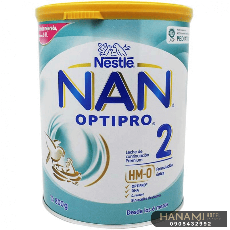 Top 10 các hãng sữa cho bé uy tín nhất mà các mẹ cần biết 1 Trẻ em chính là búp non sau này, việc sử dụng sữa cho bé hiệu quả nhất cần đòi hỏi sự chú ý và quan tâm từ phía các bậc cha mẹ. Hãy áp dụng các lời khuyên được đề cập như lựa chọn loại sữa phù hợp, đảm bảo vệ sinh sạch sẽ, tạo thói quen uống sữa và bổ sung các thực phẩm dinh dưỡng khác để đảm bảo sự phát triển toàn diện cho bé. Vậy nên trong bài viết này Hanami sẽ gợi ý top 10 các loại sữa mà các mẹ cần biết nhé, còn chờ gì nữa mà không lưu ngay đi nào !Vai trò của sữa đối với sự phát triển của bé Sữa với khả năng cung cấp các chất dinh dưỡng đầy đủ và cân đối, đặc biệt là các loại sữa mẹ, là nguồn dinh dưỡng tốt nhất cho trẻ sơ sinh và trẻ nhỏ. Sữa mẹ chứa hàm lượng protein cao, chất béo, lactose, vitamin và khoáng chất đủ để giúp trẻ tăng trưởng toàn diện và phát triển não bộ.Chúng ta có thể thấy một số vai trò nổi bật sau: Phát triển chiều cao Theo các nghiên cứu của Viện dinh dưỡng Quốc gia, ở Việt Nam cứ 3 trẻ dưới 5 tuổi thì có 1 trẻ không đạt tiêu chuẩn về chiều cao. Bởi trong khẩu phần ăn hàng ngày của bé không đáp ứng đủ Canxi cùng các vi chất thiết yếu. Các loại Vitamin B và khoáng chất như canxi, sắt, kẽm và magie có trong sữa đóng vai trò quan trọng trong việc phát triển toàn diện của trẻ. Chúng giúp xương răng, tế bào và các cơ quan hoạt động bình thường, đồng thời cải thiện thị lực và giúp trẻ có một hệ tiêu hóa khỏe mạnh. Phát triển thể lực trẻ nhỏ có nhu cầu vận động cao do đang trong giai đoạn phát triển và tăng trưởng. Thực đơn cho bé cần được đa dạng hóa để đảm bảo cung cấp đủ các chất dinh dưỡng, vitamin và khoáng chất cần thiết cho sự phát triển của trẻ. Sữa là một nguồn dinh dưỡng quan trọng giúp cung cấp đầy đủ protein, chất béo và lactose cùng các loại vitamin và khoáng chất cho trẻ. Việc sử dụng sữa đặc biệt là sữa mẹ hoặc sữa công thức phù hợp sẽ giúp đảm bảo cung cấp đủ năng lượng và chất dinh dưỡng cho trẻ. Ngoài ra, cần bổ sung thêm các loại thực phẩm khác như rau củ, trái cây, đạm thực vật và động vật để đảm bảo cung cấp đủ các loại vitamin, khoáng chất và chất xơ cần thiết cho trẻ. Đồng thời, việc giảm thiểu các thực phẩm giàu đường, mỡ và muối cũng rất quan trọng để đảm bảo sức khỏe của trẻ Tăng cường hệ miễn dịch Protein trong sữa là thành phần quan trọng trong việc xây dựng và phát triển cơ bắp, da và tóc của bé. Protein cũng làm việc để tạo ra enzyme và kháng thể, giúp hệ miễn dịch hoạt động tốt hơn. Hơn nữa, trong nhiều loại sữa công thức được cải tiến hiện nay có thêm các thành phần sữa non chứa kháng thể quý giúp bảo vệ cơ thể trước tác động xấu từ bên ngoài. Tiêu chí chọn lựa sữa cho bé phát triển tốt Mỗi người làm cha làm mẹ đều muốn dành những điều tốt đẹp nhất cho con cái của mình. Nên mình muốn chia sẻ đến các bạn những tiêu chí lựa chọn sữa cho bé phát triển tốt nhất ngay dưới đây: Thương hiệu nổi tiếng Chọn sữa từ các thương hiệu uy tín đã được kiểm định chất lượng như Grow Plus, Dielac Grow, Optimum Gold, Fonterra... để đảm bảo chất lượng sản phẩm và an toàn vệ sinh thực phẩm. Nguyên liệu an toàn Nguồn nguyên liệu cần đảm bảo sạch, tốt nhất là có nguồn gốc hữu cơ sẽ đảm bảo an toàn với sức khỏe của trẻ. Chọn sữa từ các nguồn nguyên liệu tốt như sữa tươi không qua xử lý hoặc được sản xuất từ bò đạt tiêu chuẩn an toàn vệ sinh thực phẩm. Sữa tốt cho bé phải có thành phần đầy đủ các dưỡng chất Để đảm bảo cung cấp đủ các chất dinh dưỡng cho bé, nên chọn sữa có hàm lượng protein, chất béo, lactose, vitamin và khoáng chất đầy đủ. Việc chọn sữa có chứa DHA và ARA cũng rất quan trọng để giúp phát triển não bộ và thị lực cho bé. Sữa phù hợp với độ tuổi của bé Mỗi loại sữa được thiết kế để cung cấp các chất dinh dưỡng phù hợp với độ tuổi và nhu cầu của trẻ. Sữa cho trẻ sơ sinh thường chứa nhiều lactose và chất đạm, trong khi sữa cho trẻ trên 1 tuổi có thể có hàm lượng protein và chất béo thấp hơn. Vì vậy, khi mua sữa mẹ mua loại phù hợp với độ của của con. Không nên cho bé lớn sử dụng sữa của bé nhỏ hơn sẽ gây thiếu chất. Khi cho bé nhỏ uống sữa của bé lớn có thể gây dư thừa chất khiến bé khó chịu. Sữa phù hợp với thể trạng của bé Nếu bé có các vấn đề về tiêu hóa hoặc dị ứng thì cần chọn sữa đặc biệt phù hợp như sữa không lactose hay sữa dành cho trẻ bị dị ứng. Với trẻ thấp còi nên chọn sữa cao năng lượng, giàu canxi để phát triển cả về cân nặng và chiều cao. Với trẻ có hệ tiêu hóa kém hay bị táo bón tiêu chảy thì nên chọn sữa có thành phần hỗ trợ tiêu hóa tốt. Trẻ có nhu cầu phát triển chiều cao thì mẹ nên chọn sữa có hàm lượng canxi, vitamin D, Photpho cao và tỷ lệ giữa các chất cân đối. Qua các tiêu chí đánh giá trên, thì chắc hẳn mẹ cũng đã hiểu rõ sữa có tầm quan trọng như nào đối với sự phát triển của bé. Vậy thì hãy cùng Chanh Tươi tìm hiểu Top 15 sữa tốt cho bé ngay dưới đây để mẹ có quyết định chính xác hơn nhé! Top 15 loại sữa tốt cho bé mẹ nên mua 1. Sữa Bột Nestle NAN Optipro 2 Điểm nổi bật của sản phẩm này là vị sữa ngọt thanh dễ uống, phù hợp với trẻ chuyển từ sữa mẹ sang sữa công thức, giúp tránh tình trạng bé không muốn uống sữa. Bên cạnh đó, sản phẩm cũng giúp ngăn ngừa táo bón, duy trì phân mềm và cung cấp đầy đủ các dưỡng chất cần thiết cho sự phát triển tối ưu của trẻ. Ngoài ra, sữa NAN Optipro 2 còn hỗ trợ tăng cân đều cho trẻ nhỏ mà không gây ra tình trạng tăng cân quá mức. Tuy nhiên, để đảm bảo an toàn và hiệu quả khi sử dụng sản phẩm, cần tuân thủ đúng hướng dẫn và chỉ định của các chuyên gia dinh dưỡng và bác sĩ trẻ em. 2. Sữa tốt cho bé GrowPLUS+ Sản phẩm này được đánh giá là ổn cho những bé bị thiếu cân hay suy dinh dưỡng, giúp tăng chiều cao và tăng cân đều mà không gây béo phì. Hơn nữa, sản phẩm còn giúp hệ tiêu hóa của bé tốt, phân đẹp và không gây táo bón. Với vị sữa không quá ngọt và hương thơm nhẹ, sản phẩm rất được trẻ em yêu thích. Mặc dù sau khi pha có hiện tượng lấm tấm ở thành ly, tuy nhiên đó chỉ là tảo và không ảnh hưởng đến chất lượng sữa. Bạn có thể hoàn toàn yên tâm sử dụng sản phẩm để bổ sung dinh dưỡng cho bé. Tuy nhiên, để đảm bảo an toàn và hiệu quả khi sử dụng sản phẩm, hãy tuân thủ đúng hướng dẫn và chỉ định của các chuyên gia dinh dưỡng và bác sĩ trẻ em. Đối tượng sử dụng: Sữa tốt cho bé 1 tuổi trở lên. 3. Sữa bột công thức HiPP 1 Organic Combiotic Đây là một sản phẩm sữa tốt cho bé của thương hiệu HiPP nổi tiếng đến từ Đức, được sản xuất theo tiêu chuẩn nguyên liệu organic chuẩn, đảm bảo an toàn cho sức khỏe của trẻ. Sản phẩm này có tác dụng hiệu quả trong việc kích thích bé ăn ngon miệng, tiêu hóa tốt và tránh táo bón, giúp trẻ khỏe mạnh, ít ốm vặt và phát triển toàn diện.Tuy nhiên, nhược điểm đáng nhắc đến của sản phẩm là giá thành cao và hạn sử dụng ngắn. Vì sản phẩm được sản xuất theo tiêu chuẩn organic, nên giá thành sẽ cao hơn các sản phẩm thông thường. Ngoài ra, hạn sử dụng ngắn cũng là một điểm cần lưu ý khi sử dụng sản phẩm này. Sữa bột công thức HiPP 1 Organic Combiotic là sản phẩm sữa tốt cho bé của thương hiệu HiPP uy tín, đảm bảo an toàn cho sức khỏe của trẻ và giúp bé phát triển toàn diện. Tuy nhiên, để đảm bảo an toàn và hiệu quả khi sử dụng sản phẩm, hãy tuân thủ đúng hướng dẫn và chỉ định của các chuyên gia dinh dưỡng và bác sĩ trẻ em. - Đối tượng sử dụng: Sữa dành cho bé từ 0 - 6 tháng tuổi. 4. Sữa bột Dielac Grow Plus 2+ Sản phẩm sữa này có nhiều ưu điểm nổi bật, trong đó có việc giúp trẻ tăng cân và chiều cao đều đặn, từ đó giúp bé phát triển toàn diện. Ngoài ra, sản phẩm còn hạn chế tình trạng táo bón, giúp bé tiêu hóa tốt hơn. Một ưu điểm khác của sản phẩm là giá thành hợp lý, phù hợp với người tiêu dùng Việt Nam. Điều này giúp sản phẩm được nhiều người tiêu dùng lựa chọn và sử dụng. Tổng quan lại, sản phẩm sữa của thương hiệu Vinamilk có nhiều ưu điểm tốt cho sức khoẻ và sự phát triển của trẻ em, đồng thời có giá thành hợp lý. - Đối tượng sử dụng: Sữa bột Dielac Grow Plus 2+ tốt cho bé trên 2 tuổi. 5. Sữa bột Optimum Gold 4 Với thành phần được cấu tạo đặc biệt, sữa Optimum Gold 4 hỗ trợ cho việc phát triển trí não và chiều cao tối ưu của trẻ. Sản phẩm cung cấp các dưỡng chất thiết yếu cho sự phát triển toàn diện của trẻ như DHA, ARA, canxi, vitamin D3 và các vitamin B. Điểm nổi bật của sản phẩm là thành phần dễ hấp thu, giúp trẻ tăng trưởng và phát triển một cách toàn diện nhất, ít ốm vặt và thông minh hoạt bát. Vị sữa ngọt, dễ uống cũng là một trong những lợi thế của sản phẩm, giúp bé muốn uống nhiều hơn và giúp cơ thể hấp thu dinh dưỡng tốt hơn. Sản phẩm được sản xuất với tiêu chuẩn chất lượng cao, an toàn cho sức khỏe của trẻ. Đồng thời, sản phẩm còn có giá cả hợp lý, phù hợp với người tiêu dùng Việt Nam. - Đối tượng sử dụng: Sữa dành cho bé từ 2 - 6 tuổi. 6. Sữa bột Pediasure Sản phẩm này từ lâu đã được biết đến là loại sữa bột tốt nhất cho bé giúp tăng cân hiệu quả và cung cấp nhiều loại dưỡng chất để bé phát triển toàn diện. Sản phẩm có nhiều ưu điểm nổi bật, trong đó có việc giúp trẻ bổ sung nhiều dưỡng chất, từ đó giúp bé tăng trưởng cả về chiều cao và cân nặng sau khoảng 9 tuần sử dụng đều đặn. Ngoài ra, sản phẩm còn giúp bé hồi phục nhanh mỗi lần ốm và rất ít bị ốm vặt, tiêu hóa tốt hơn. Tuy nhiên, sản phẩm có một số nhược điểm cần lưu ý. Vị sữa khó ngọt và ngậy nên có thể gây ngán cho trẻ. Giá thành sản phẩm cũng là một trong những nhược điểm lớn của dòng sữa này, khiến cho nhiều người tiêu dùng cảm thấy khó khăn trong việc sử dụng. - Đối tượng sử dụng: Sữa dành cho bé có thể trạng thấp còi, đề kháng yếu từ 1 - 10 tuổi. 7. Sữa Care 100 Gold Đây là sản phẩm được nghiên cứu dành riêng cho trẻ biếng ăn, suy dinh dưỡng thấp còi, nhẹ cân và là sản phẩm của thương hiệu sữa hàng đầu của Việt Nam, được phát triển công thức, dây chuyền, tiêu chuẩn dựa trên tiêu chuẩn quốc tế và các chuyên gia hàng đầu của Hoa Kỳ, Nhật Bản. Sản phẩm có nhiều ưu điểm nổi bật, trong đó có việc hỗ trợ tăng cân hiệu quả và bé không bị táo bón. Thành phần sữa non cũng cung cấp nhiều kháng thể, giúp bé ít bị ốm vặt. Vị sữa thơm ngon, dễ uống, tuy nhiên lại có độ ngọt cao hơn so với một số loại sữa khác, khiến cho những bé chuyển từ sữa mẹ hoặc từ loại sữa nhạt sang có thể cần thời gian để thích nghi. Sản phẩm đã được kiểm chứng lâm sàng và có hiệu quả tốt trong việc giúp bé tăng cân. Sau 2 tháng sử dụng, bé tăng trưởng về cân nặng và sau 4 tháng, bé có thể tăng khoảng 1.5kg, tốt hơn so với sữa công thức thông thường. - Đối tượng sử dụng: Sữa dành cho trẻ từ 1 - 10 tuổi. 8. Sữa bột Abbott Grow Gold Sản phẩm sữa bột Abbott Grow Gold của thương hiệu Abbott - Hoa Kỳ. Sản phẩm này là dòng sữa cho bé phát triển toàn diện, được đánh giá cao với tác dụng tăng trưởng chiều cao tốt. Sản phẩm có nhiều ưu điểm nổi bật, trong đó có việc giúp bé tăng cân đều đặn và ít bị ốm vặt. Giá thành của sản phẩm cũng rất phải chăng, phù hợp với nhu cầu của người tiêu dùng. Tuy nhiên, sản phẩm có mùi hơi tanh do hàm lượng DHA cao, khiến cho những bé khó tính có thể không thích việc sử dụng sản phẩm này. - Đối tượng sử dụng: Sữa được chia thành các giai đoạn khác nhau dành cho trẻ từ 3 - 6 tuổi và từ 6 tuổi trở lên. 9. Sữa bột Colosmulti A0 công ty cổ phần liên doanh Dược G&P – France, hiện đang được phân phối bởi Công ty cổ phần G&P – Mama sữa non. Sản phẩm này được sản xuất từ nguồn sữa non quý giá, giúp trẻ tăng cường sức đề kháng và phát triển cân đối. Sản phẩm có nhiều ưu điểm nổi bật, trong đó có việc giúp trẻ tăng sức đề kháng, ít ốm vặt và hấp thu tốt hơn, tránh táo bón. Bé ăn tốt hơn, tăng cân đều đặn và ngủ ngon hơn, ít quấy khóc về đêm. Sản phẩm cũng được đóng gói rất tiện lợi cho việc sử dụng và bảo quản, hương vị thơm ngon, dễ uống. Tuy nhiên, sản phẩm có giá thành cao hơn so với một số sản phẩm sữa khác, đây là một trong những nhược điểm của sản phẩm. Tóm lại, sản phẩm sữa non của công ty cổ phần liên doanh Dược G&P – France có nhiều ưu điểm tốt cho sức khỏe và sự phát triển của trẻ em. Tuy nhiên, để đảm bảo an toàn và hiệu quả khi sử dụng sản phẩm, hãy tuân thủ đúng hướng dẫn và chỉ định của các chuyên gia dinh dưỡng và bác sĩ trẻ em, đồng thời cân nhắc với giá thành của sản phẩm khi sử dụng. - Đối tượng sử dụng: Sữa phù hợp với nhiều đối tượng, đặc biệt trẻ sinh non hay mẹ thiếu sữa. 10. Sữa Meiji của Nhật Sản phẩm có nhiều ưu điểm nổi bật, trong đó có vị sữa khá nhạt và giống vị sữa mẹ, rất dễ uống cho bé. Bé phát triển đều đặn cả chiều cao và cân nặng, hấp thu tốt và không bị táo bón. Tuy nhiên, sản phẩm có nhược điểm là vị sữa hơi tanh và việc pha sữa khá cầu kỳ, cần dùng nước có nhiệt độ cao khoảng 70 độ C và cần thời gian để nguội trước khi bé mới uống được. Tóm lại, sản phẩm sữa bột Meiji của Nhật Bản có nhiều ưu điểm tốt cho sức khỏe và sự phát triển của trẻ em. Tuy nhiên, để đảm bảo an toàn và hiệu quả khi sử dụng sản phẩm, hãy tuân thủ đúng hướng dẫn và chỉ định của các chuyên gia dinh dưỡng và bác sĩ trẻ em, đồng thời cân nhắc với vị sữa hơi tanh của sản phẩm và quá trình pha sữa cầu kỳ. - Đối tượng sử dụng: Dành cho bé từ 0 - 1 tuổi. Cách dùng sữa cho bé hiệu quả nhất Việc sử dụng sữa cho bé theo đúng cách và hiệu quả sẽ góp phần quan trọng trong việc phát triển toàn diện của trẻ. Dưới đây là một số lời khuyên để sử dụng sữa cho bé hiệu quả nhất: Lựa chọn loại sữa phù hợp với nhu cầu cụ thể của bé và tuân thủ chỉ định của bác sĩ hoặc chuyên gia dinh dưỡng. Đảm bảo sử dụng sữa đúng cách và đúng liều lượng được chỉ định. Nếu sử dụng sữa công thức, hãy chú ý đến tỉ lệ pha sữa và nhiệt độ nước để tránh làm giảm chất lượng và giá trị dinh dưỡng của sản phẩm. Thực hiện vệ sinh sạch sẽ các bình sữa, chén, ly uống… để đảm bảo an toàn vệ sinh thực phẩm và tránh các bệnh lây lan qua đường uống. Tạo thói quen cho bé uống sữa vào các thời điểm cố định trong ngày, khiến cho việc uống sữa trở thành một thói quen hằng ngày. Thêm các thực phẩm bổ sung dinh dưỡng vào chế độ ăn uống của bé để giúp bé phát triển toàn diện và cân đối hơn. Theo dõi tình trạng sức khỏe và phát triển của bé thường xuyên để có thể điều chỉnh chế độ ăn uống cho phù hợp. Hãy sẵn sàng nhận được sự hỗ trợ và tư vấn từ các chuyên gia dinh dưỡng hoặc bác sĩ trẻ em trong quá trình chăm sóc và nuôi dạy con cái. Việc sử dụng sữa cho bé cần tuân thủ đúng các hướng dẫn và chỉ định của các chuyên gia dinh dưỡng và bác sĩ trẻ em, đồng thời áp dụng các lời khuyên trên để đảm bảo hiệu quả và an toàn khi sử dụng sản phẩm. Lời Kết Trên đây là chia sẻ của Hanami về top 10 các hãng sữa cho bé uy tín nhất hiện nay. Với các sản phẩm sữa bột đa dạng, mỗi gia đình có thể lựa chọn loại sữa phù hợp với nhu cầu của bé và điều kiện kinh tế gia đình. Hanami hi vọng thông tin trên sẽ giúp các bậc cha mẹ có được những lựa chọn tốt nhất cho việc chăm sóc và nuôi dạy con cái. các hãng sữa cho bé uy tín nhất