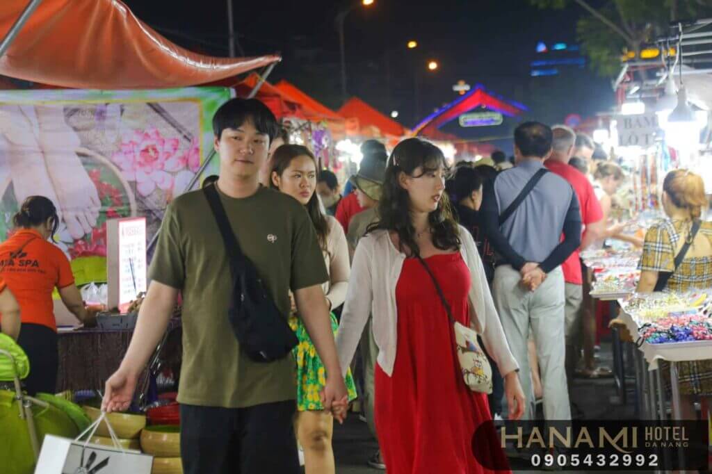 Chợ đêm Lê Duẩn Đà Nẵng - Thiên đường mua sắm đáng trải nghiệm 3 Chợ đêm Lê Duẩn – bình dị nhưng đủ loại mặt hàng