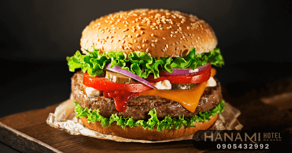 Hamburger là gì? Lý do món ăn này phổ biến 1 địa chỉ bán hamburger ngon Đà Nẵng