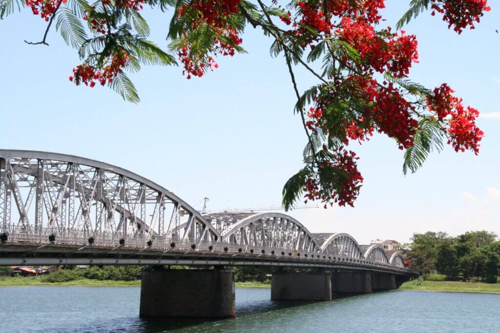 Cầu Tràng Tiền - Dải lụa vắt ngang sông Hương thơ mộng