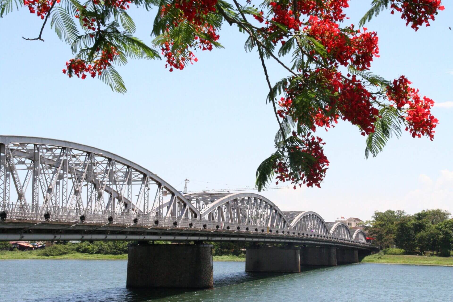 Place 02 to visit in Danang: Trang Tien Bridge