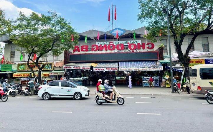 Chợ Đông Ba - điểm du lịch Huến thu hút nhiều du khách