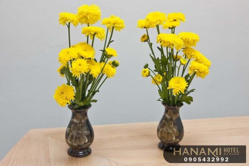 Tổng hợp 06 cách cắm hoa bàn thờ đơn giản, dễ áp dụng 4 cách cắm hoa bàn thờ