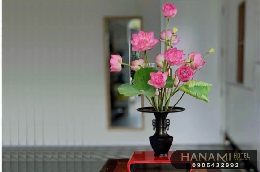 Tổng hợp 06 cách cắm hoa bàn thờ đơn giản, dễ áp dụng 12 cách cắm hoa bàn thờ