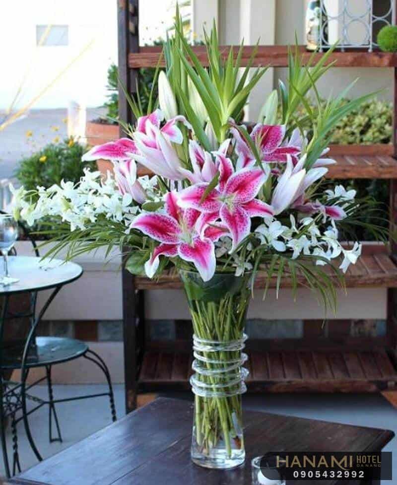 Tổng hợp 06 cách cắm hoa bàn thờ đơn giản, dễ áp dụng 8 cách cắm hoa bàn thờ