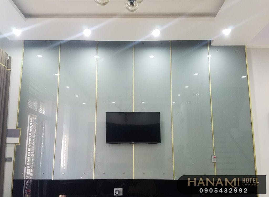 glass partition construction in Da Nang
