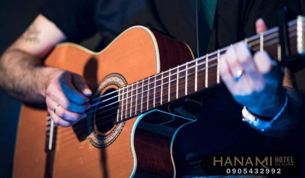 học đàn guitar