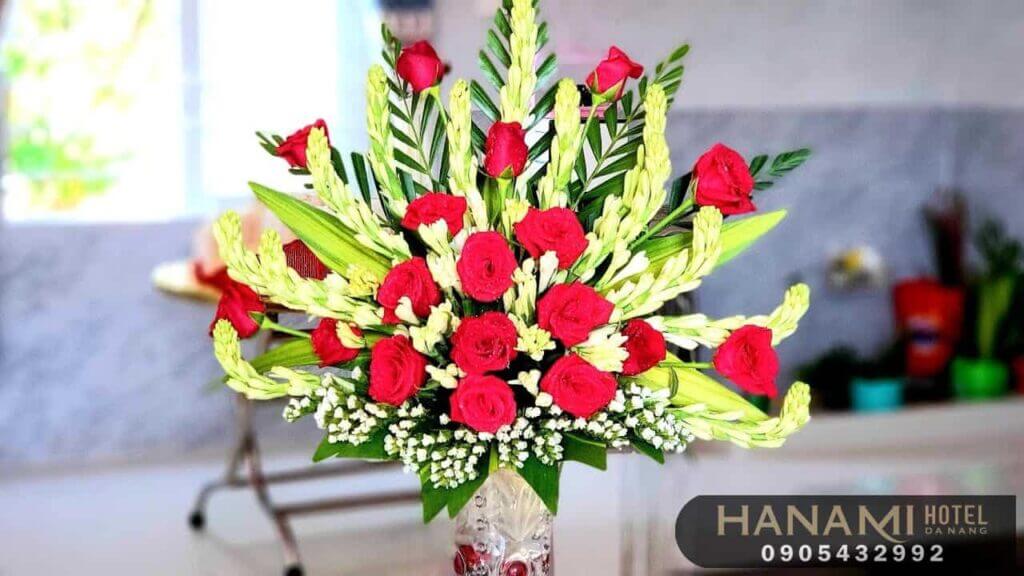 Top 10+ ý tưởng cắm hoa để bàn đẹp mắt 3 cắm hoa để bàn