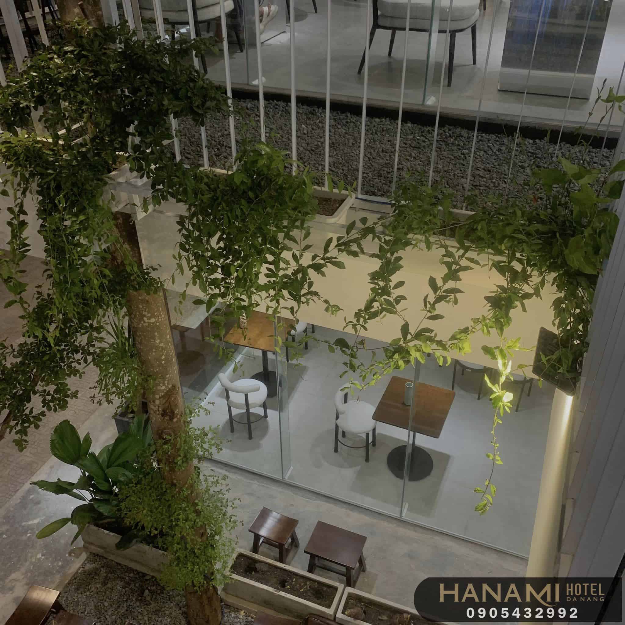 best cafes with fresh flower decorations in Da Nang