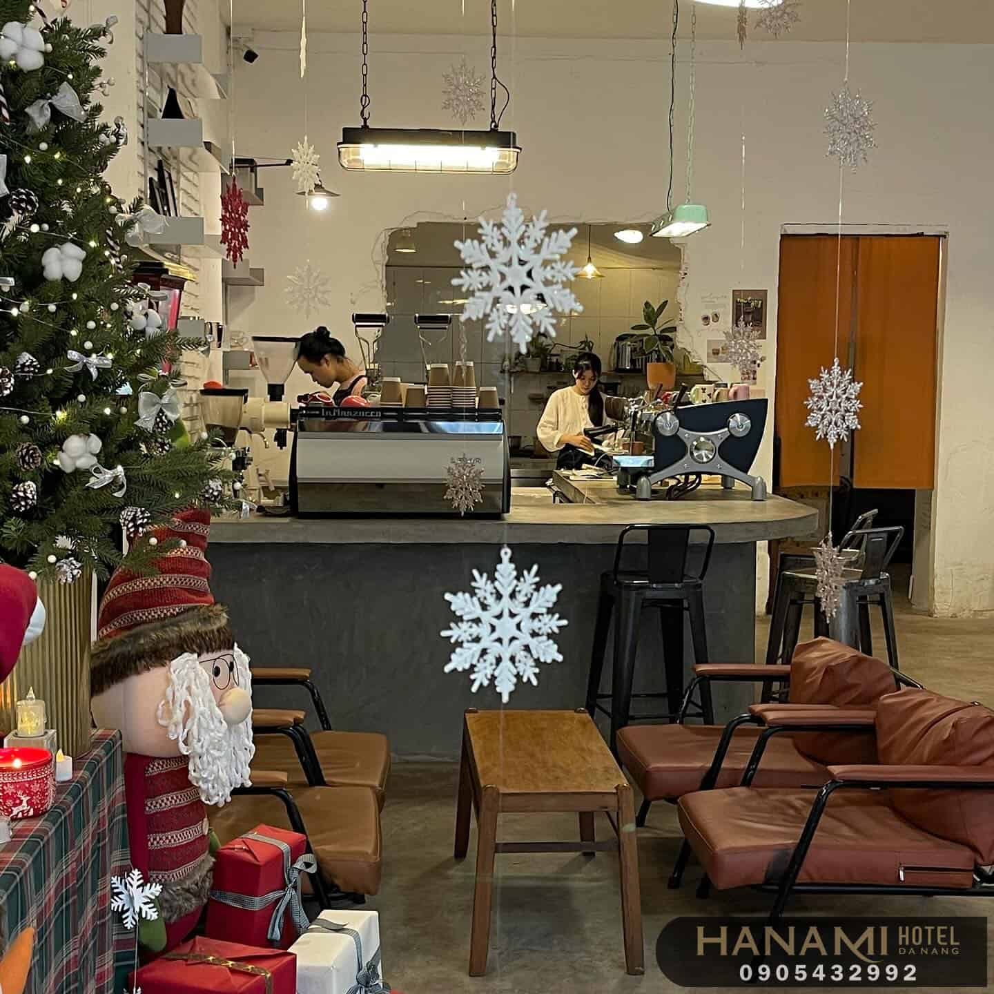 best cafes with fresh flower decorations in Da Nang