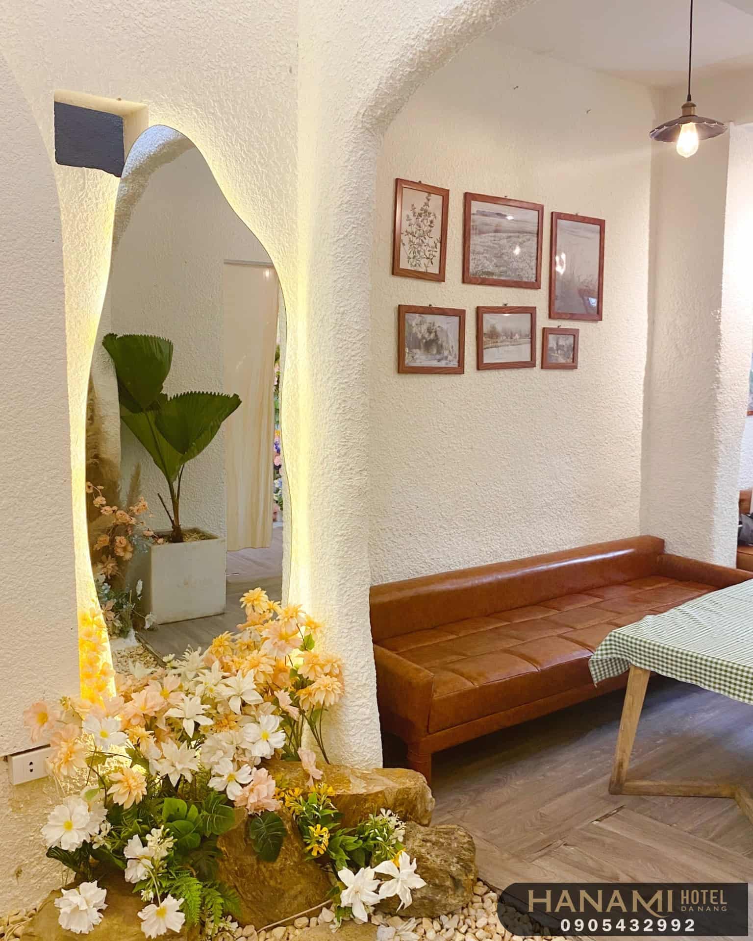 best cafes with fresh flower decorations in Da Nang