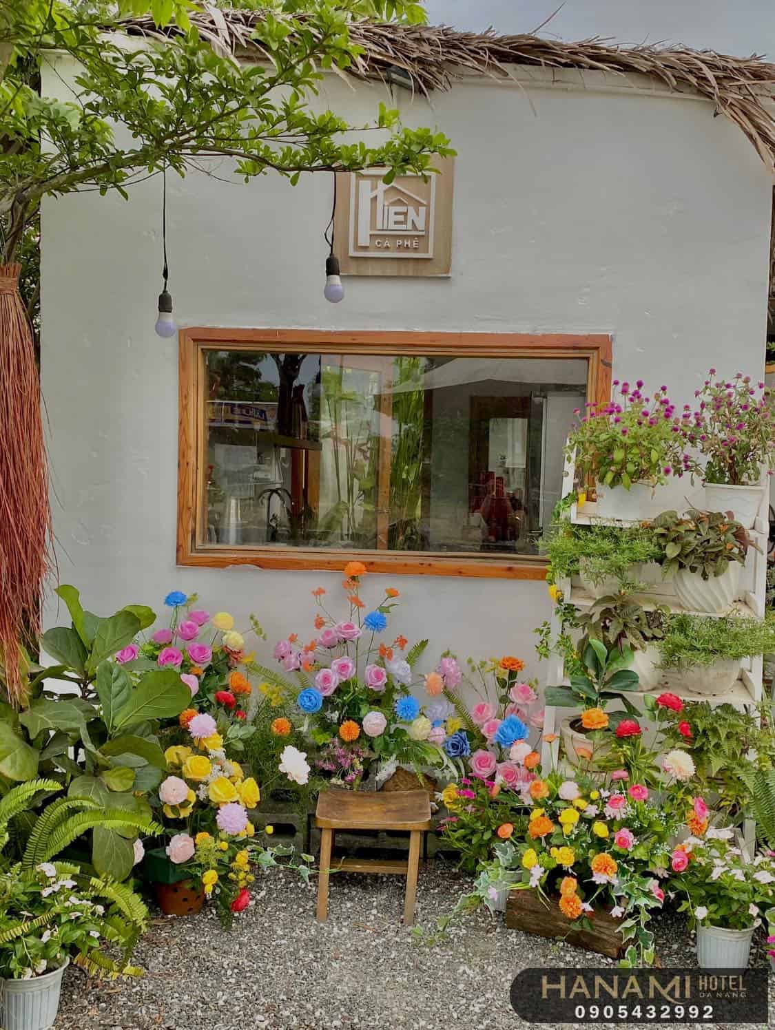 best cafes with fresh flower decorations in Da Nang